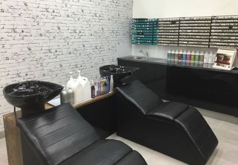 NATURALLY SAS HAIR & BEAUTY - Gold Coast Hairdresser 0