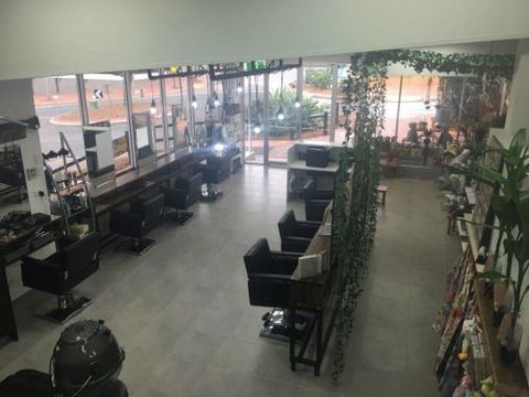 NATURALLY SAS HAIR & BEAUTY - Gold Coast Hairdresser 1
